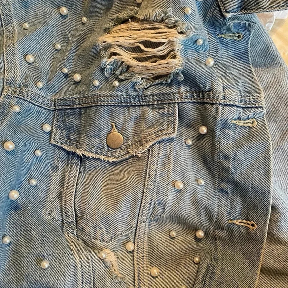 Free People Distressed Denim Jacket Pearls Size Small Oversized Silver Buttons - Picture 6 of 8